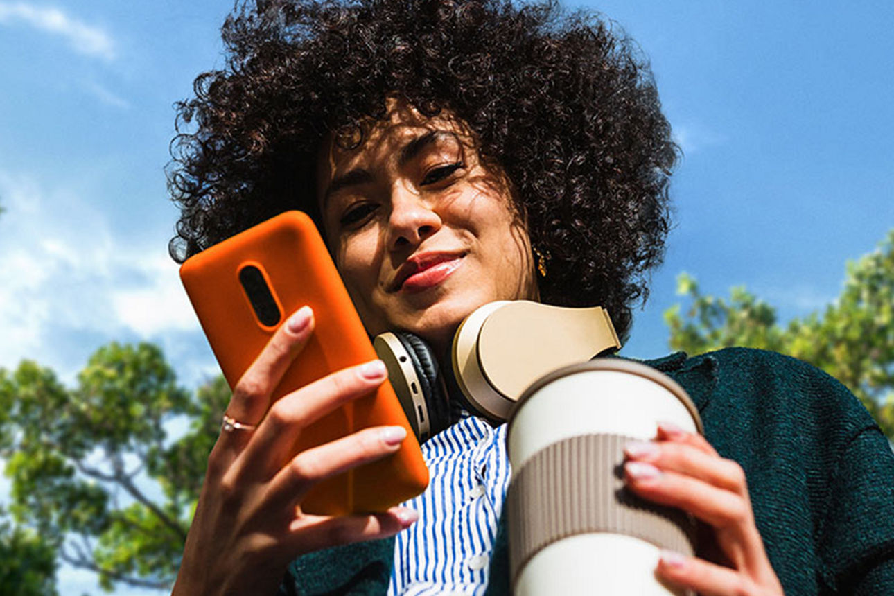 Eine junge Frau nutzt Wero auf ihrem Smartphone
