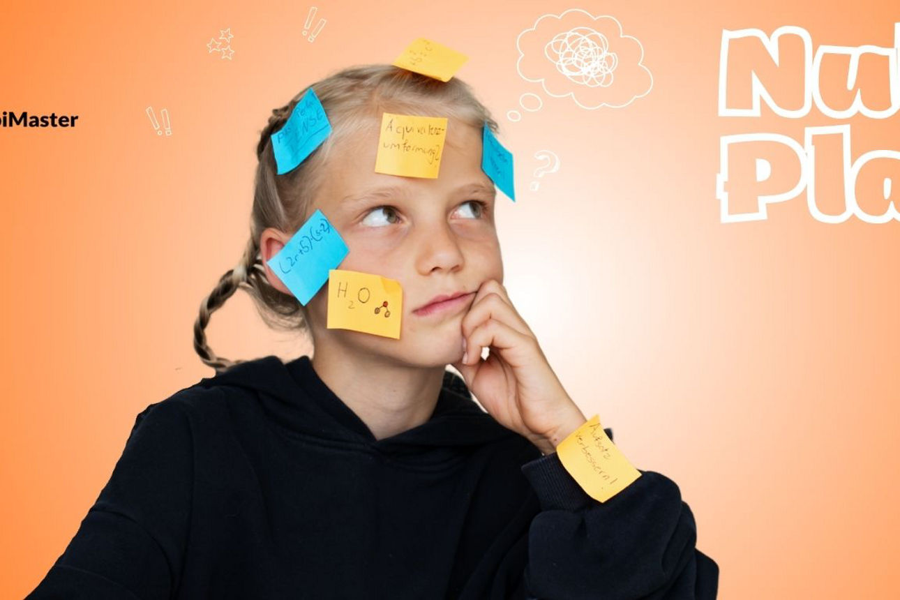 Ein junges Mädchen sieht ratlos in die Luft.