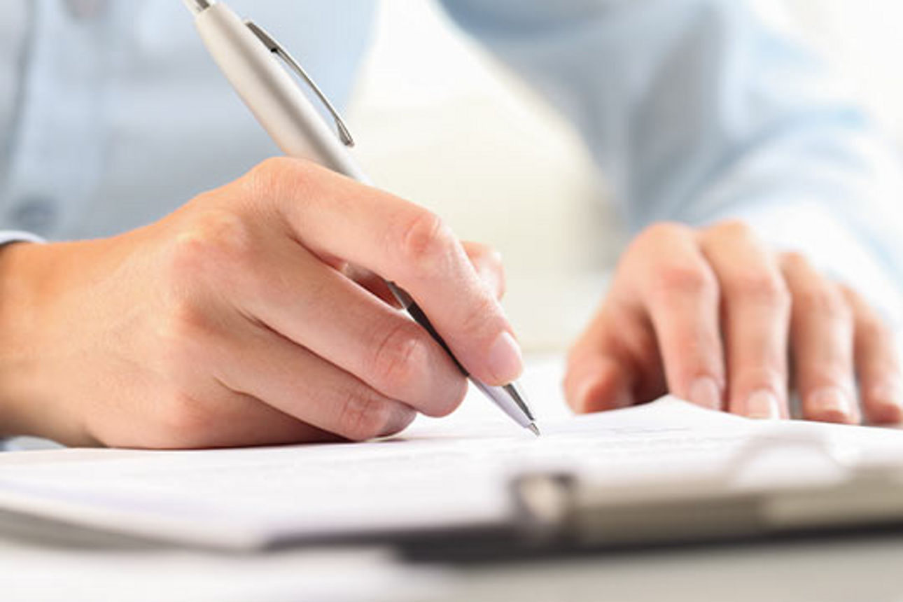 Zwei Hände mit Stift in der Hand