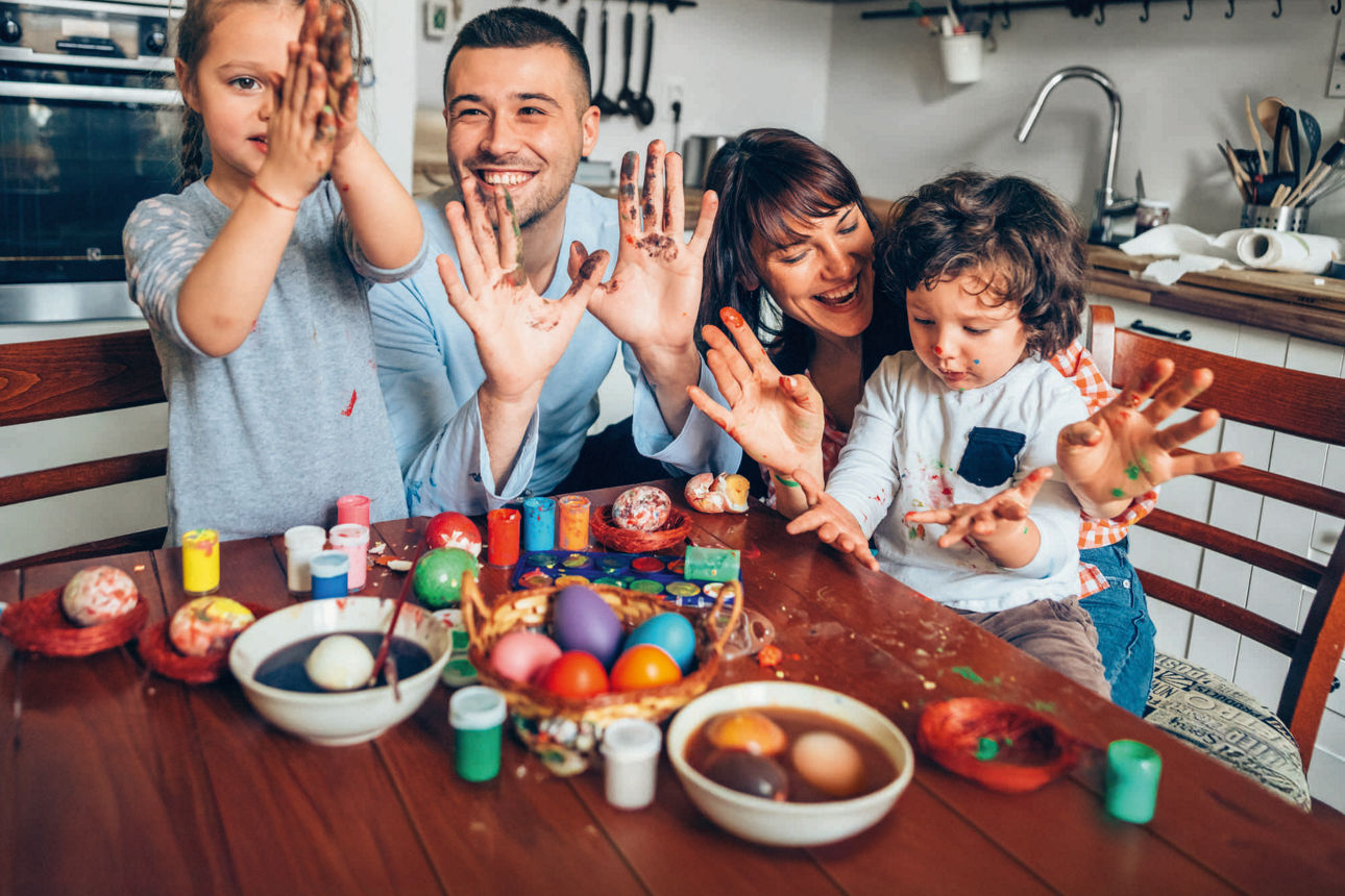 vier personen bemalen Ostereier