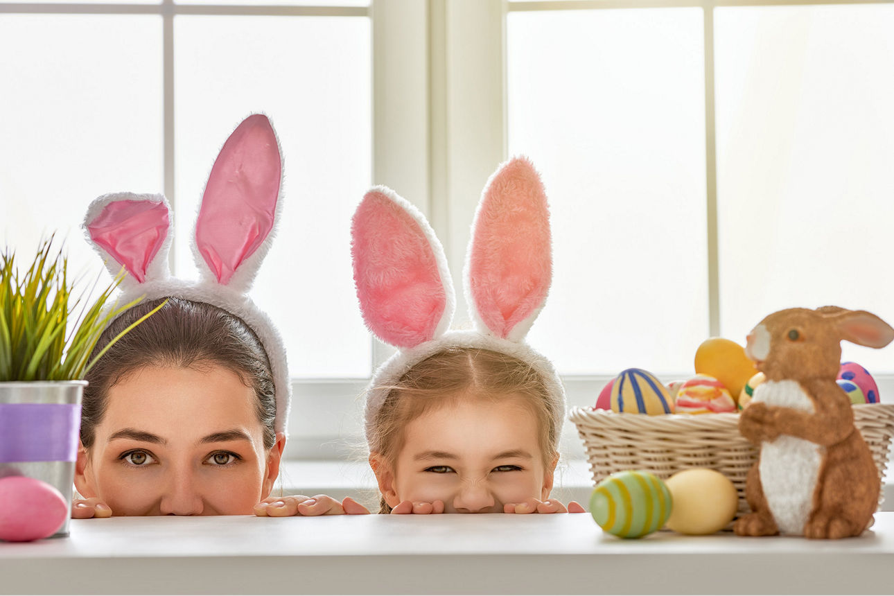 Mutter und Kind mit Hasenohren