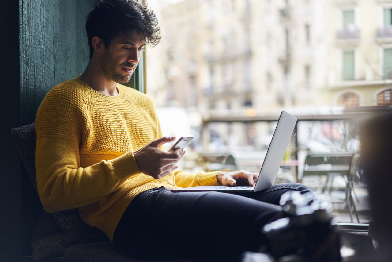 Kunde mit Smartphone und der Sparda BankingApp beim mobilen Online-Banking