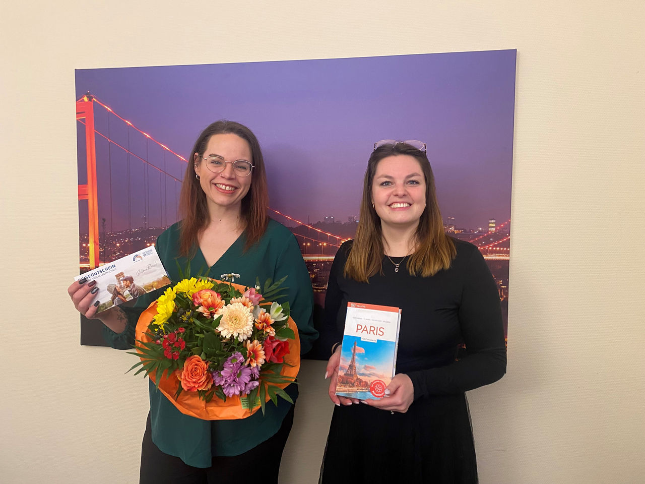 Die Reisegewinnerin bekommt von der Bank ihren Preis überreicht