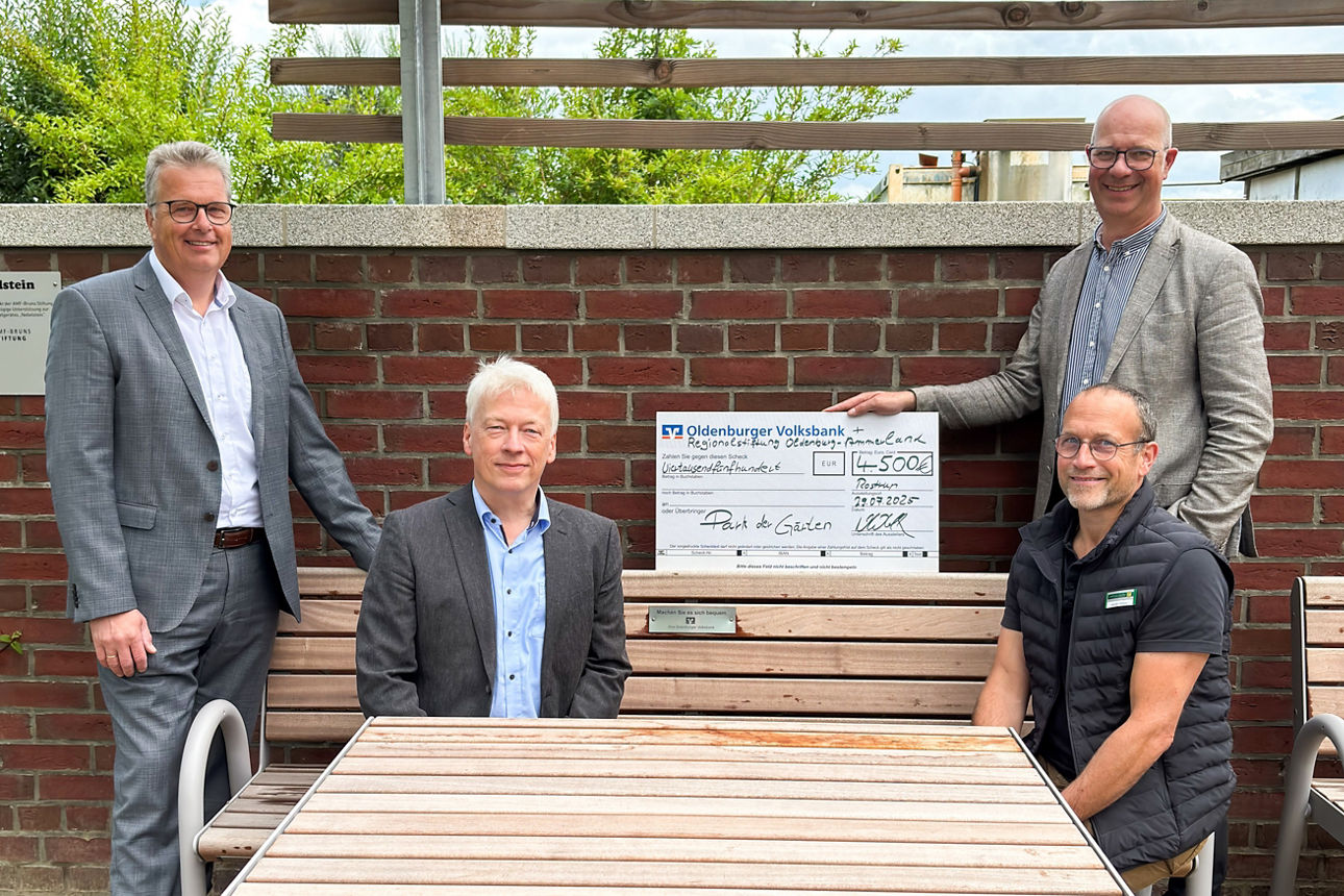 Übergabe eines symbolischen Schecks an den Park der Gärten