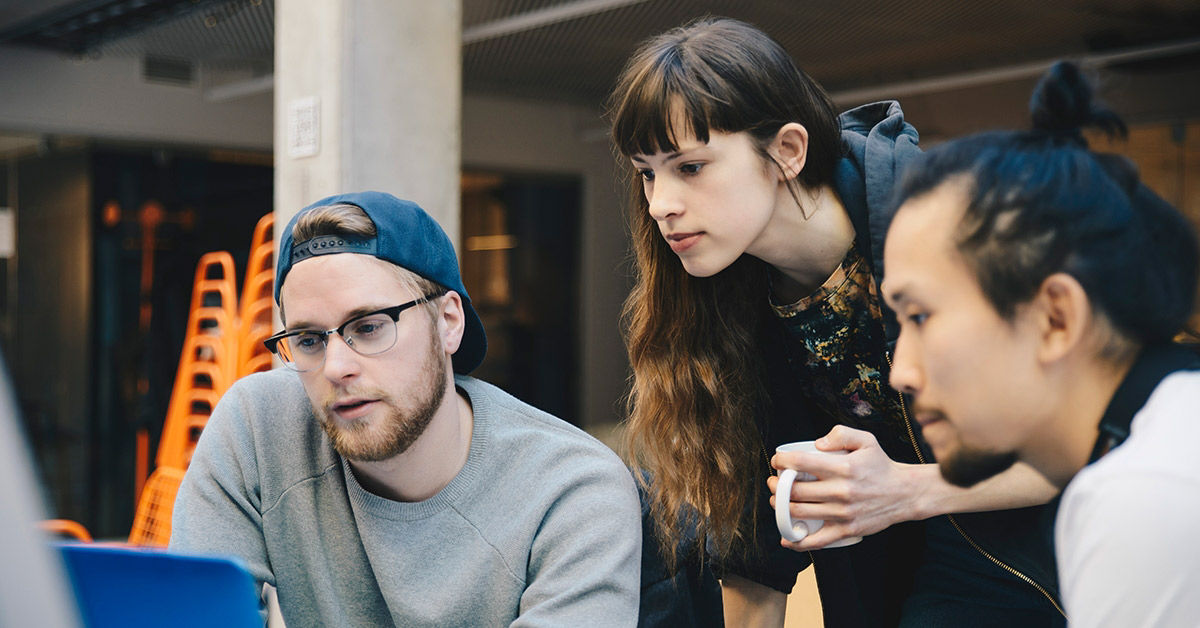 Erster Job - Drei Jugendliche arbeiten gemeinsam an einem Projekt