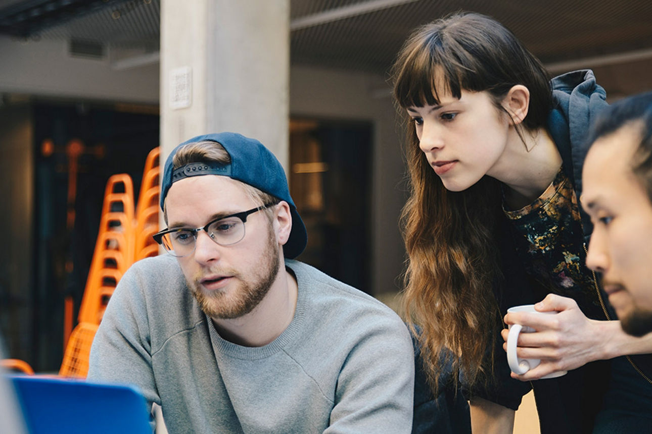 Erster Job - Drei Jugendliche arbeiten gemeinsam an einem Projekt