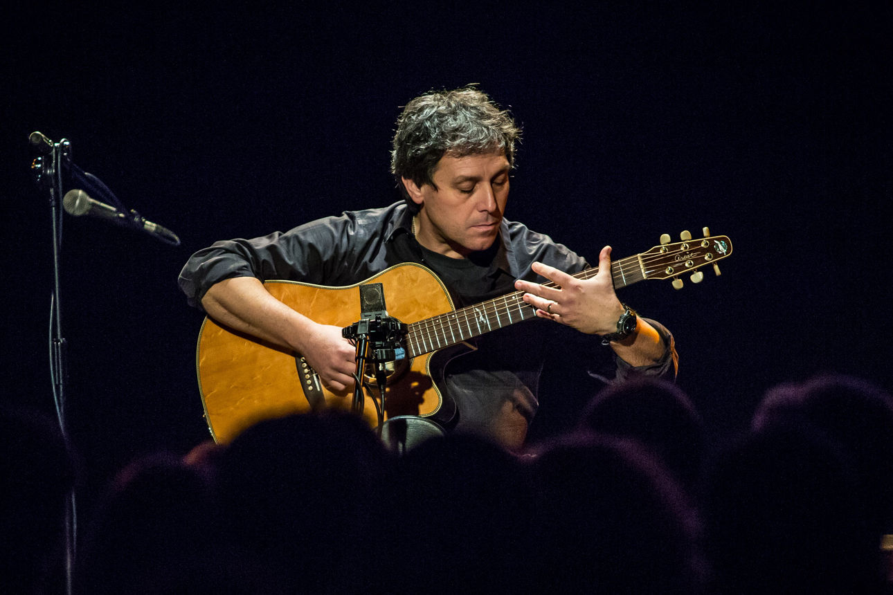 Peppino D'Agostino sitzend mit Gitarre