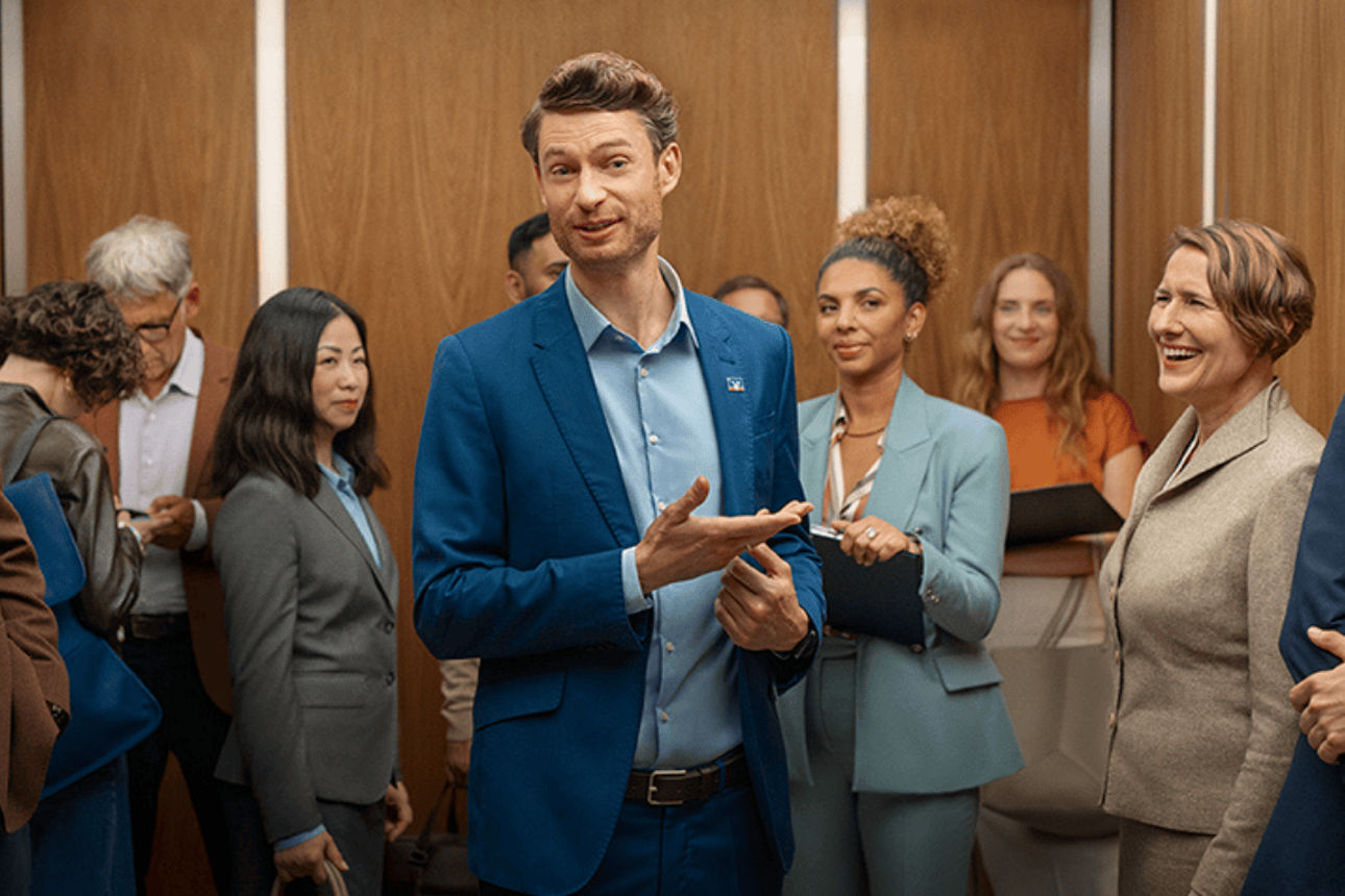 Gruppe von glücklichen Mitarbeitern.