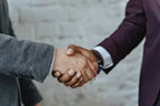 Zwei Menschen schütteln sich die Hand. Zwei Menschen schütteln sich die Hand.