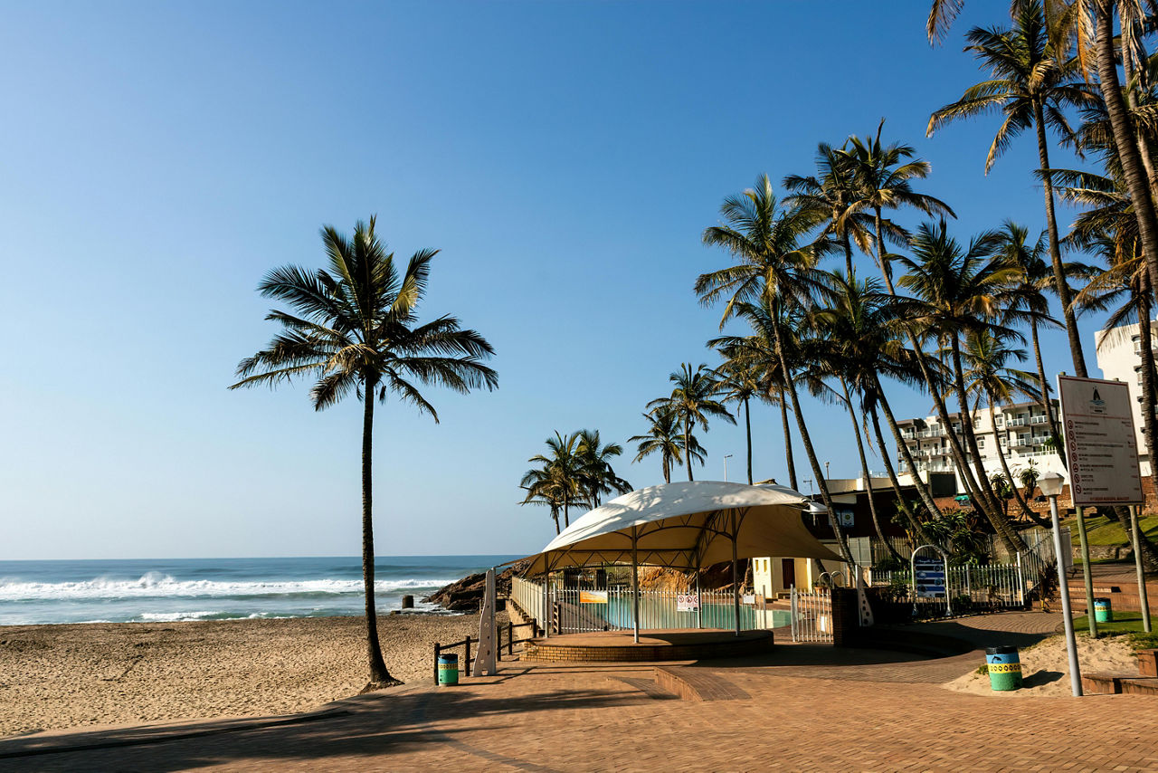 Pavillon am Strand mit Palmen