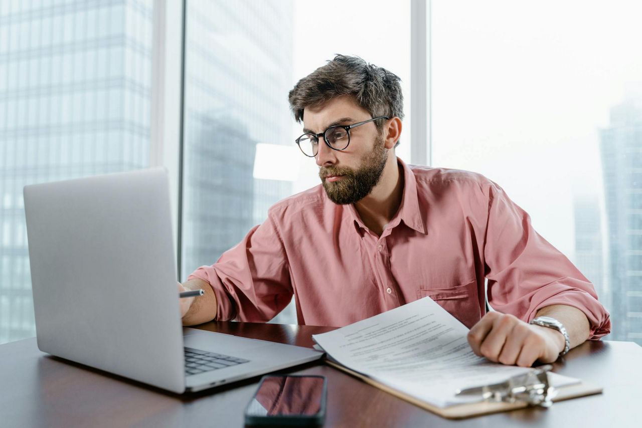 Depotwechsel - Mann am Laptop