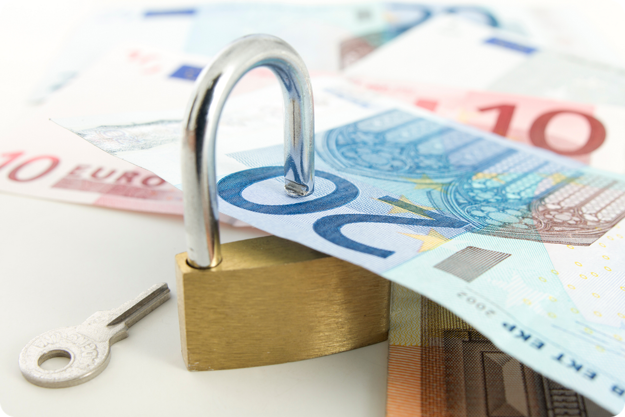 Geldscheine mit einem Schloss gesichert