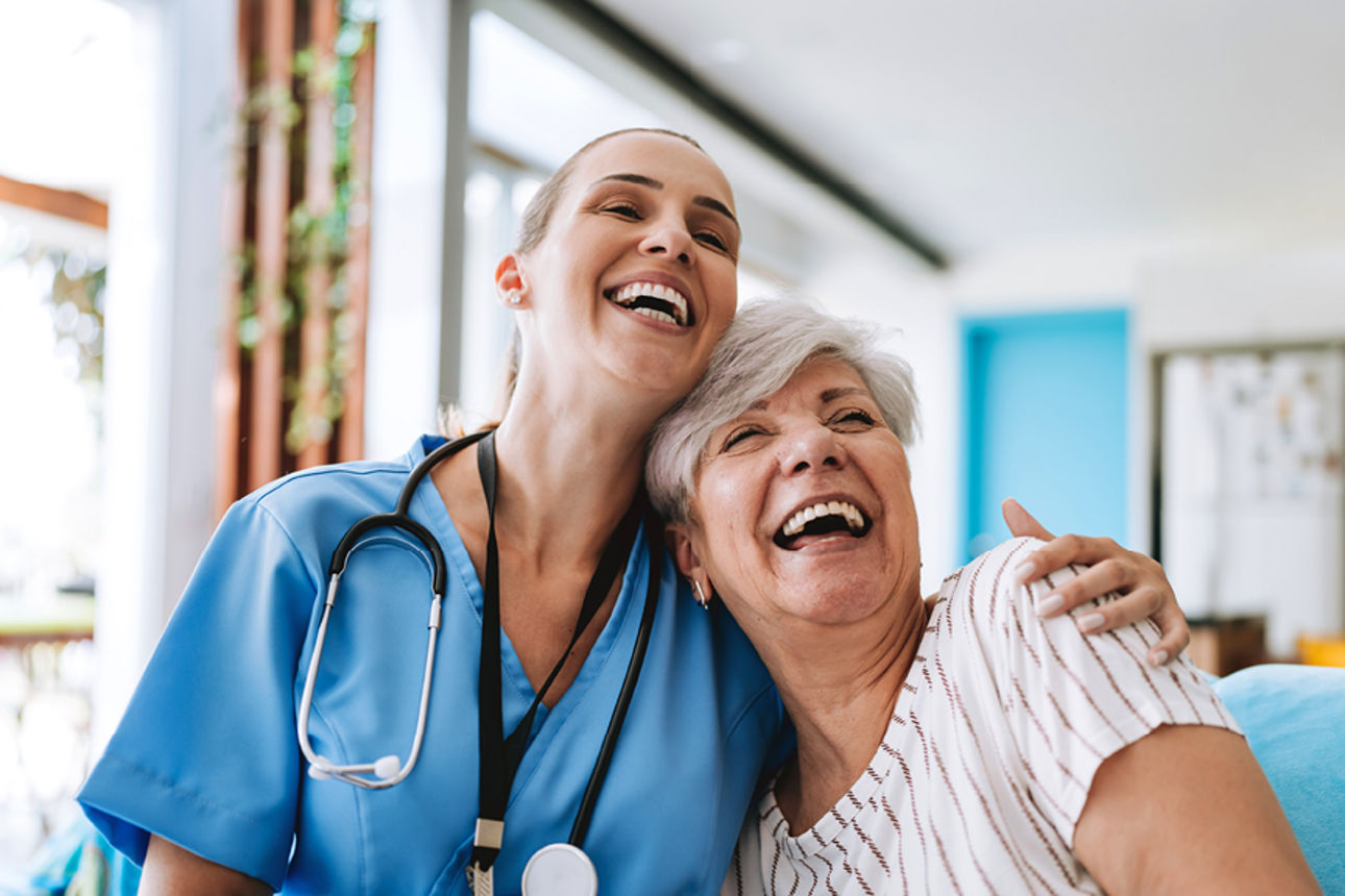 Krankenpflegerin umarmt Patientin