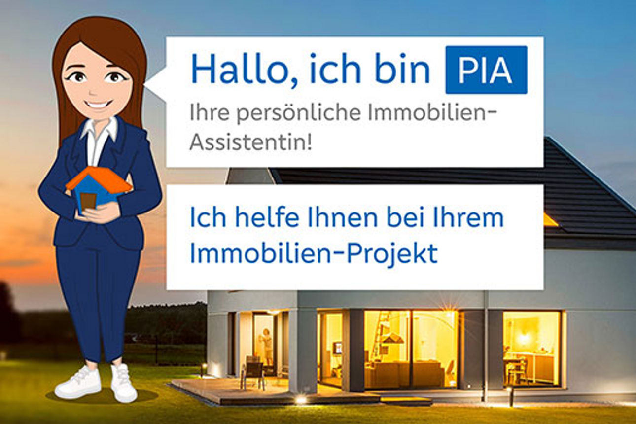 PIA-Avatar mit Sprechblase steht vor einem Haus in der Abendsonne