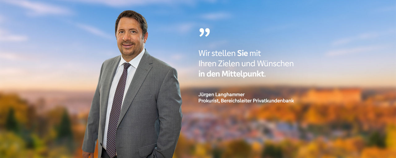 Mann steht vor Landschaft