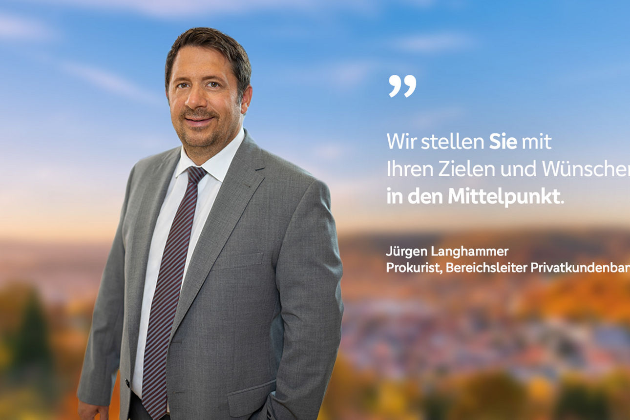 Mann steht vor Landschaft