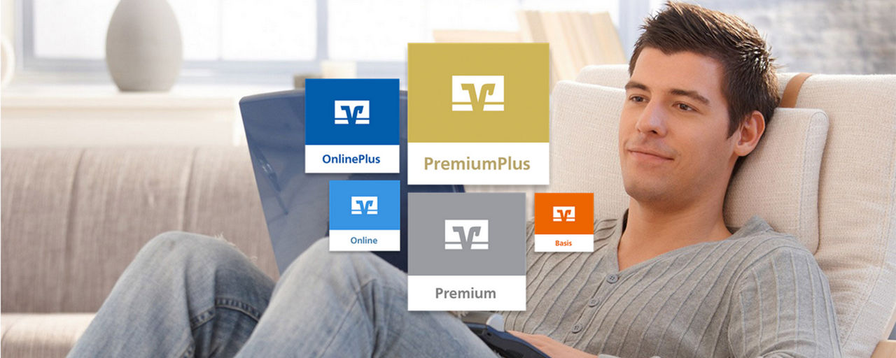 Ein junger Mann sitzt auf einem Sofa. Im Vordergrund sind die Logos der Girokontomodelle zu sehen. 
