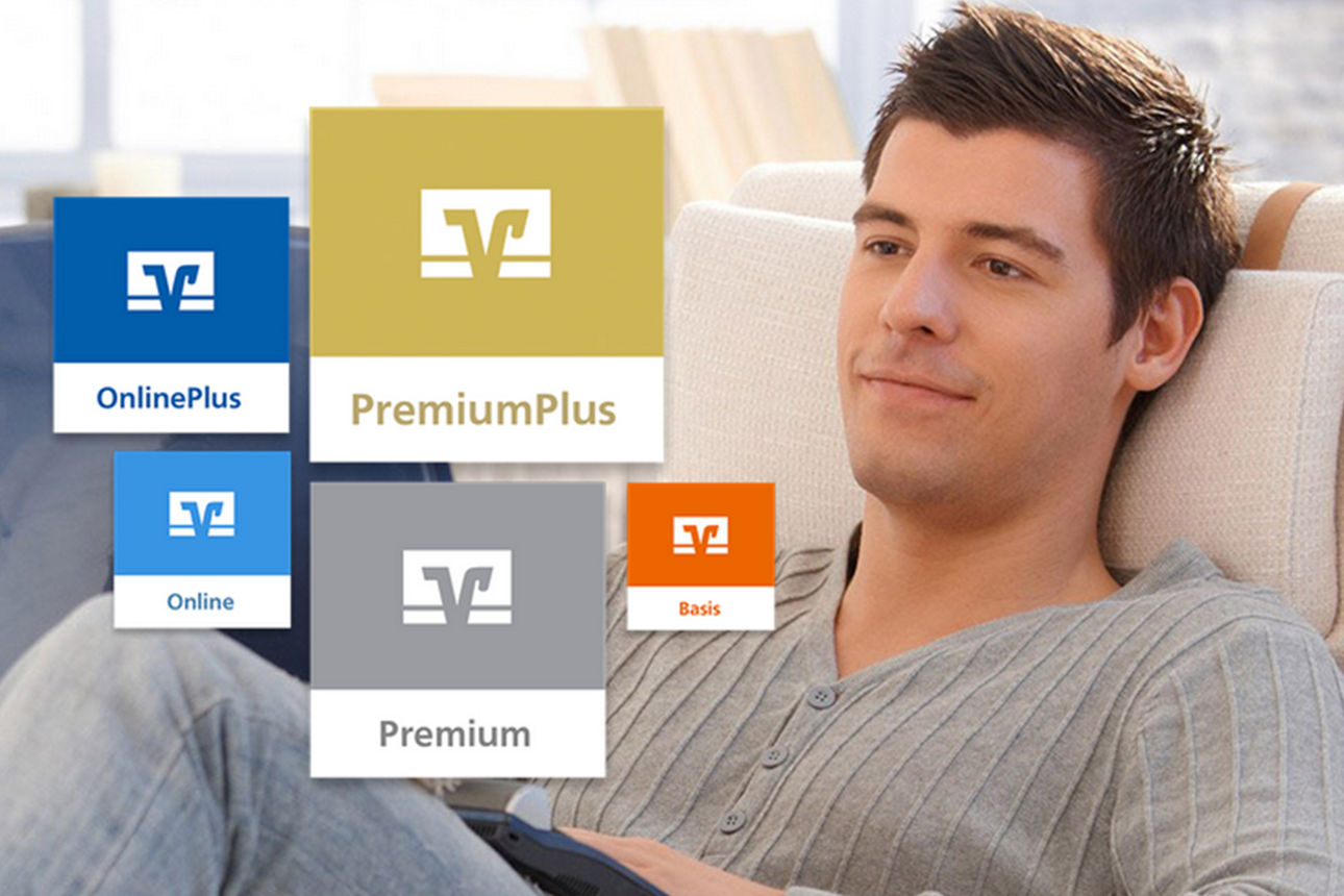 Ein junger Mann sitzt auf einem Sofa. Im Vordergrund sind die Logos der Girokontomodelle zu sehen. 