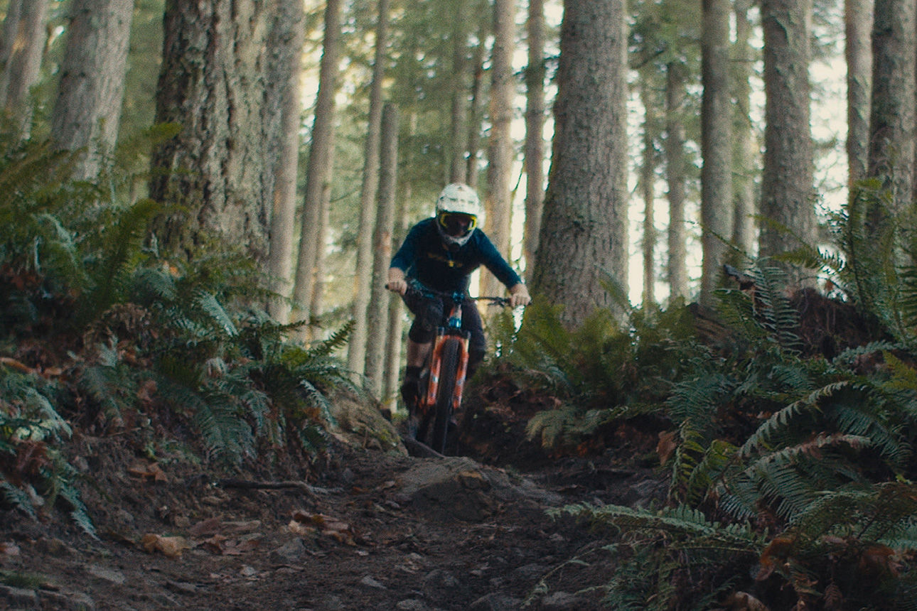 Mann fährt mit einem Mountain-Bike der Berg hoch.