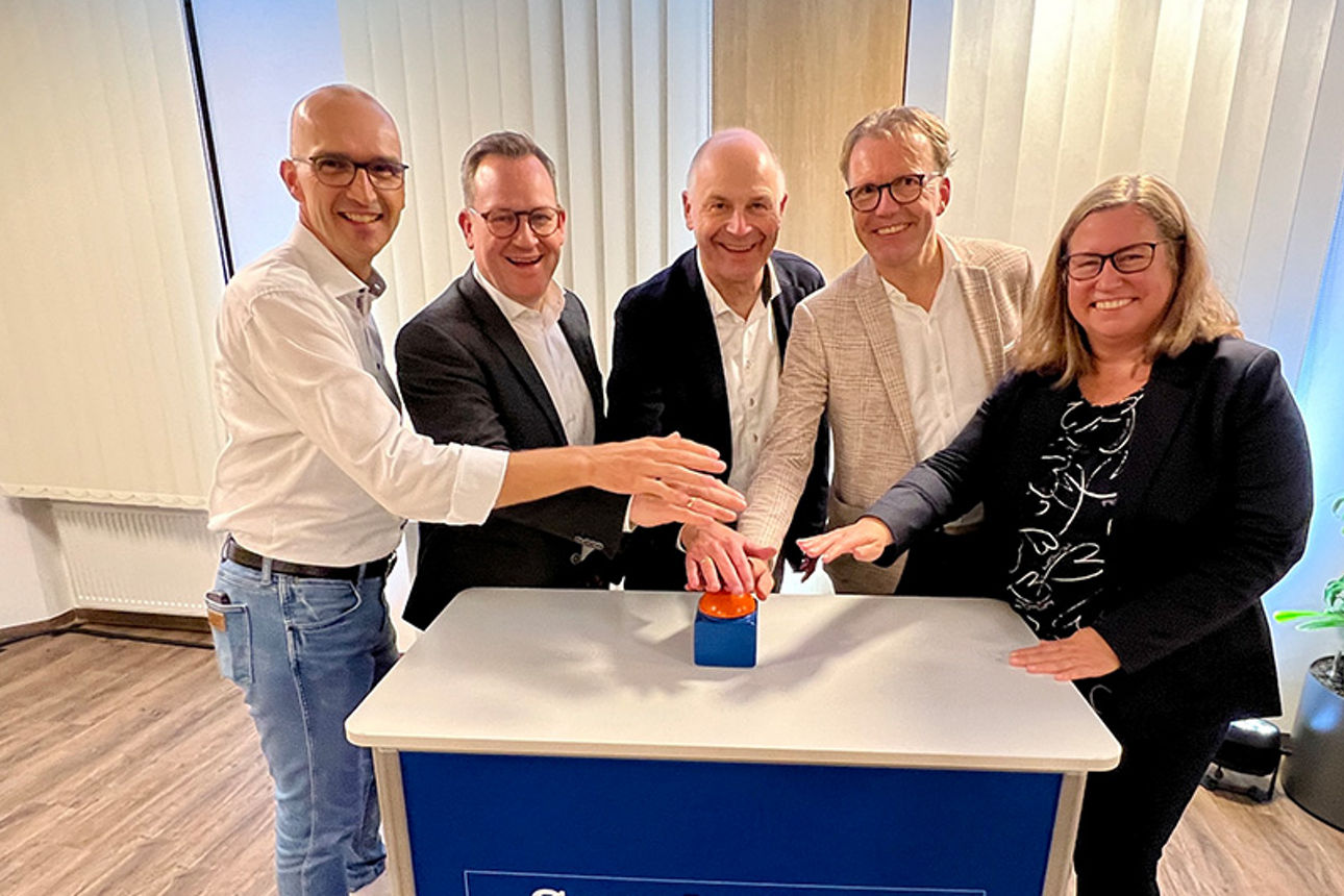 Projektleiter, Vorstand und Generalbevollmächtigte die auf einen Buzzer drücken.