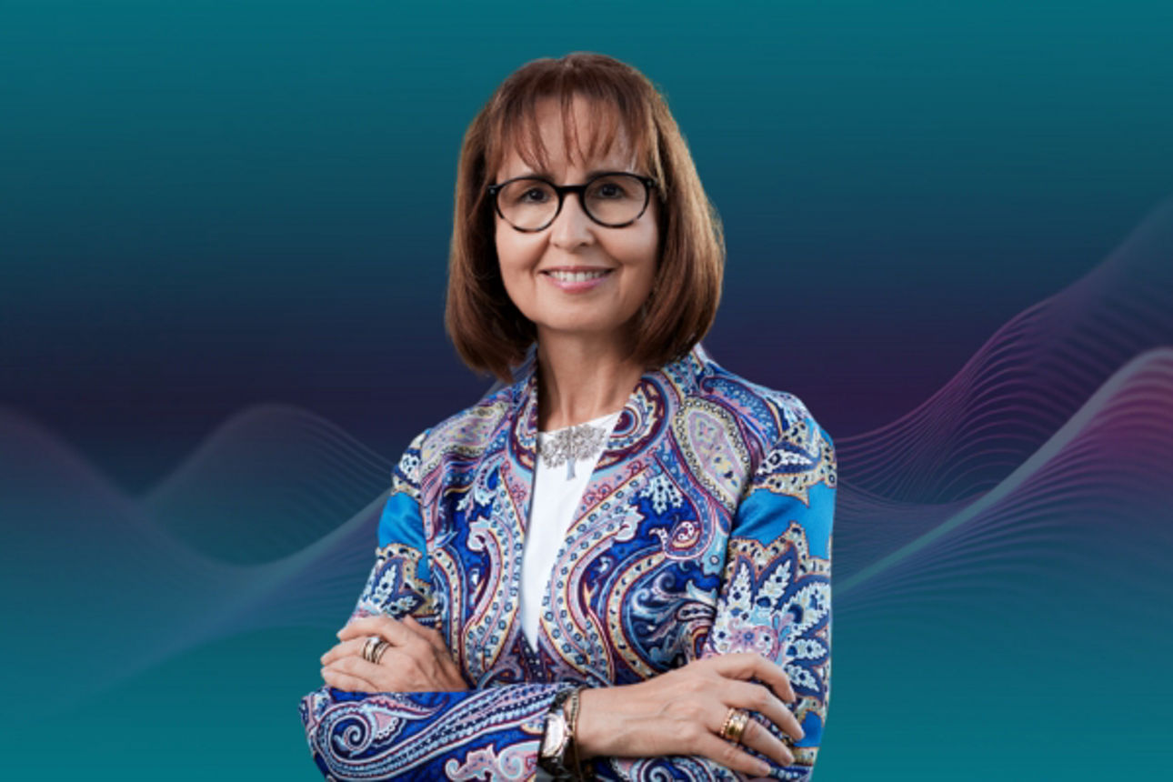 Eine Gruppe von jungen Leuten pflanzt einen Baum