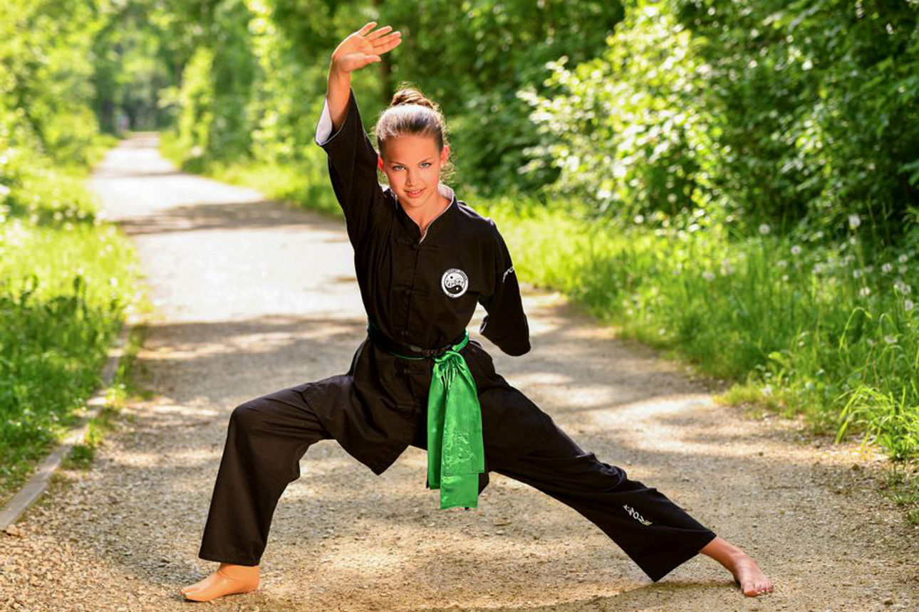 Mädchen in Taekwondo Pose