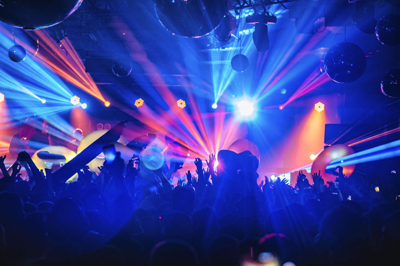 Discobild mit bunten Scheinwerfern