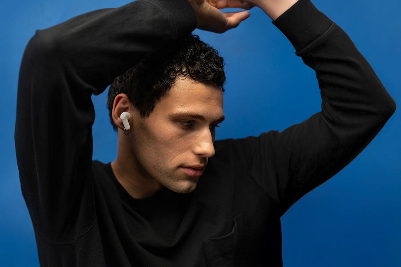 Junger Mann mit In-Ears  und eine Packung In-Ears von Teufel