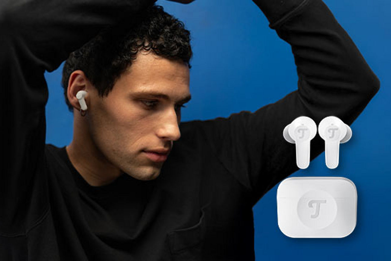 Person mit hochgehaltenen Händen und rechts In ear Kopfhörer blauer Hintergrund