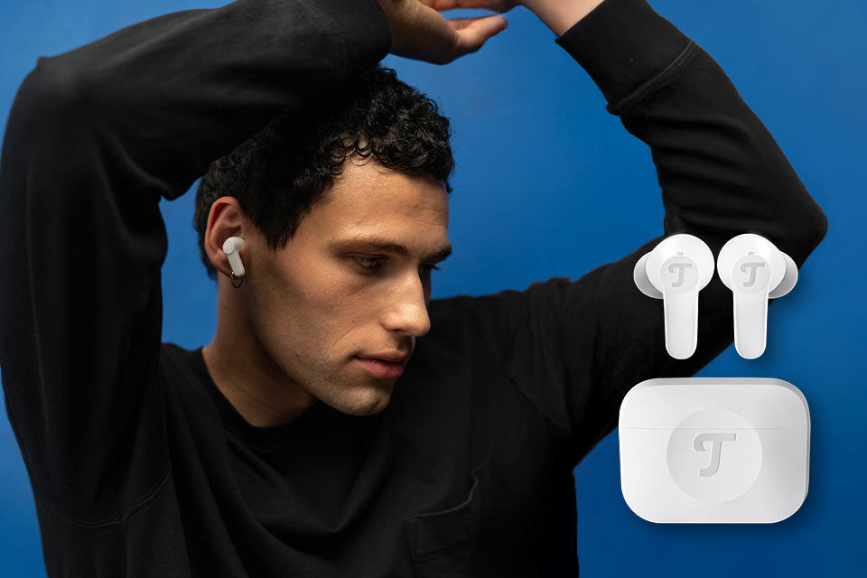 Mann mit In-Ear-Kopfhörern