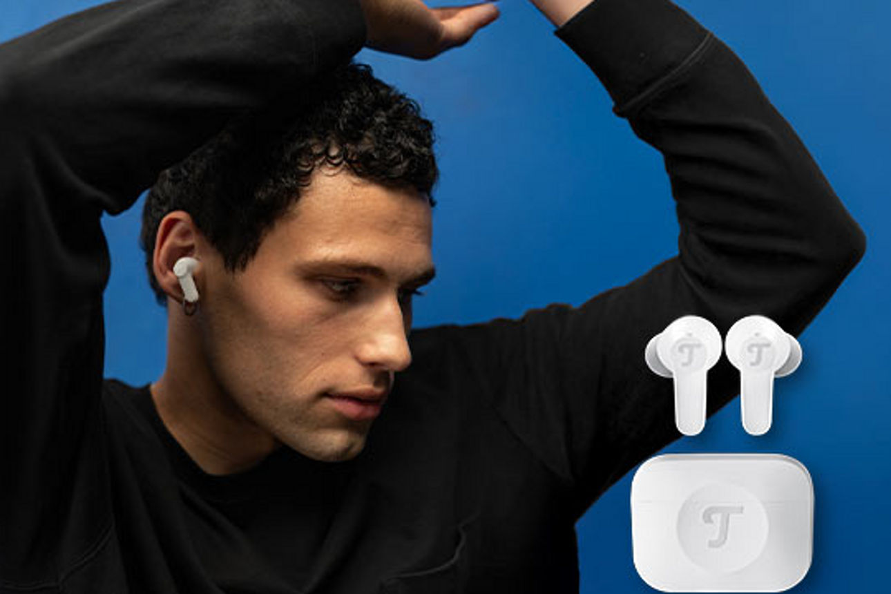 Junger Mann hat In-Ears von Teufels im Ohr