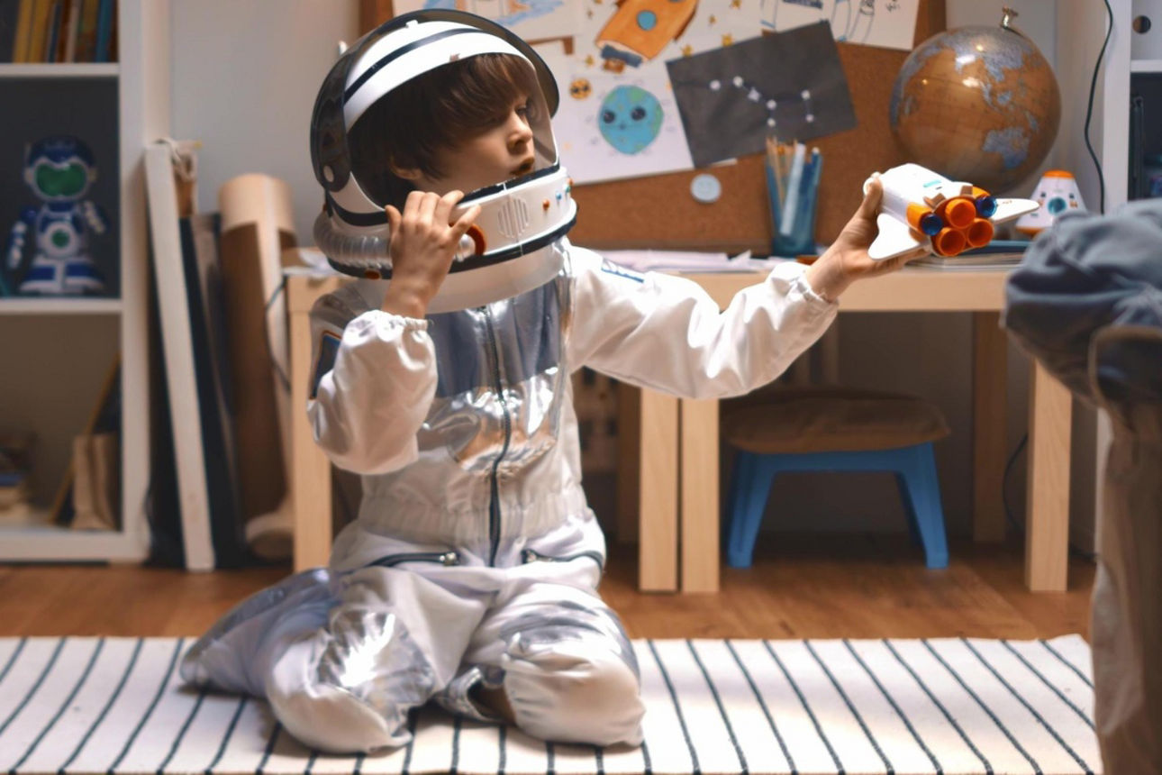 Kind mit Raumfahreranzug und Helm