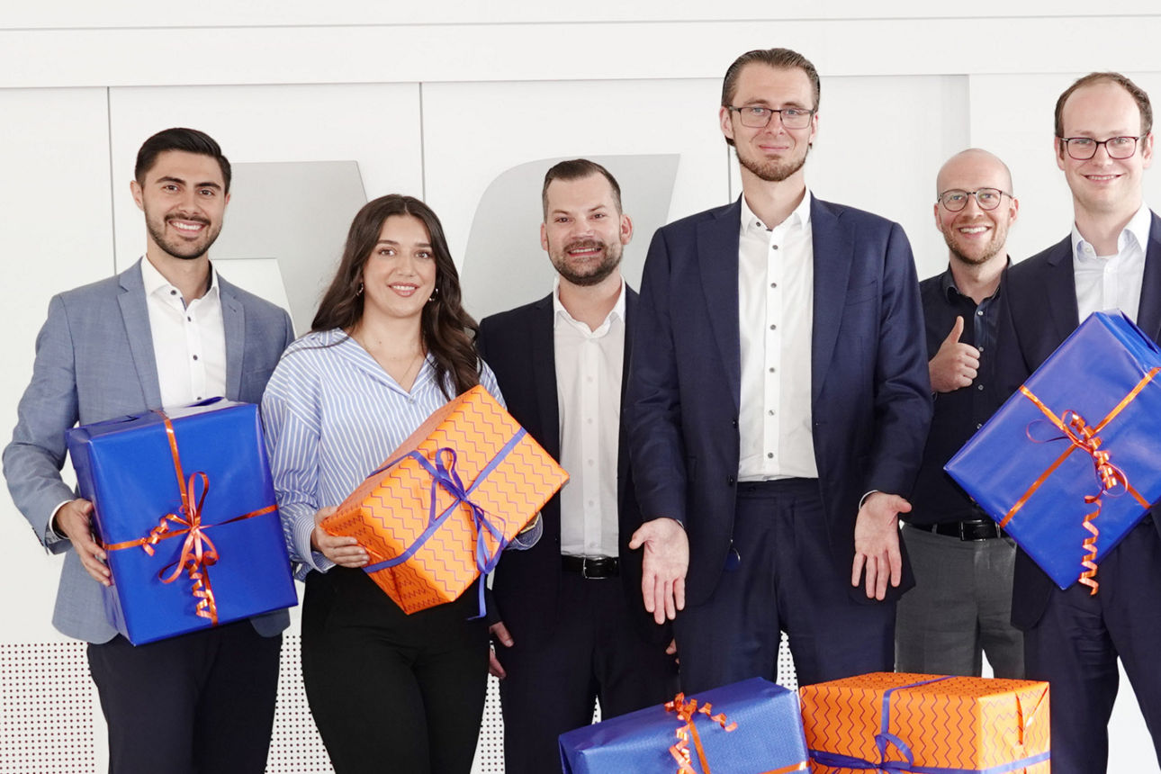 Ihre Berater mit Geschenk in der Hand