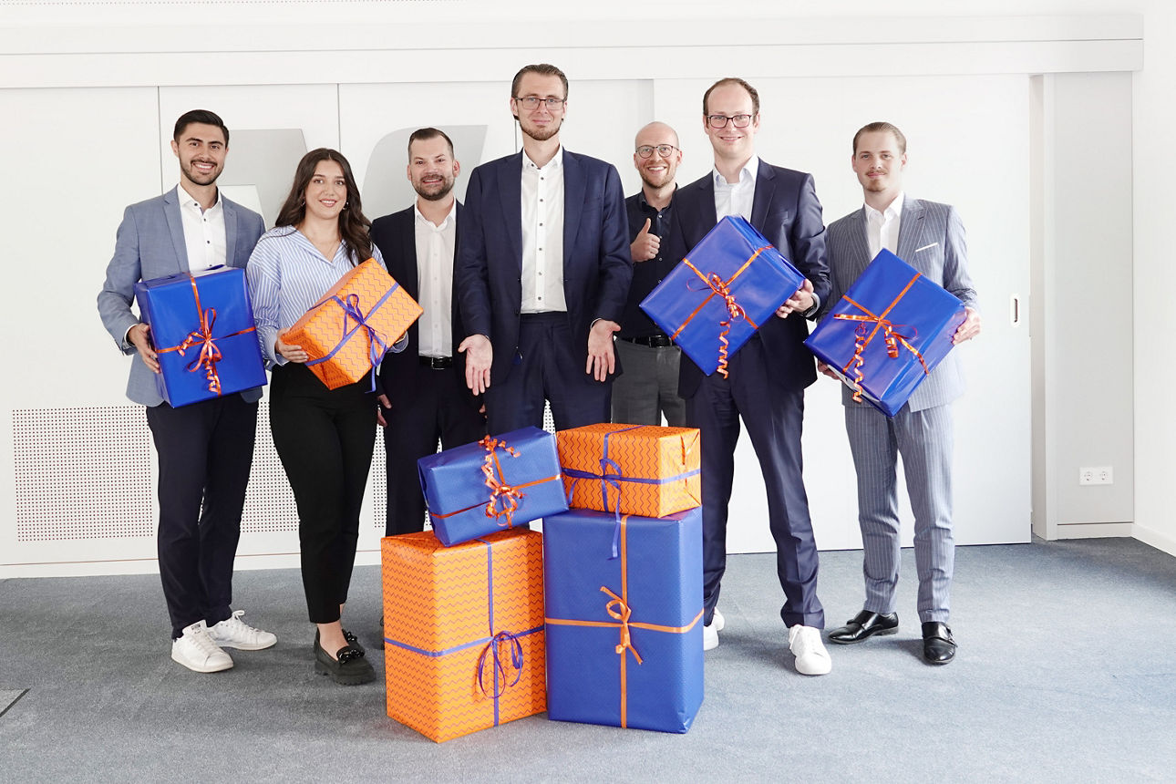 Ihre Berater mit Geschenk in der Hand