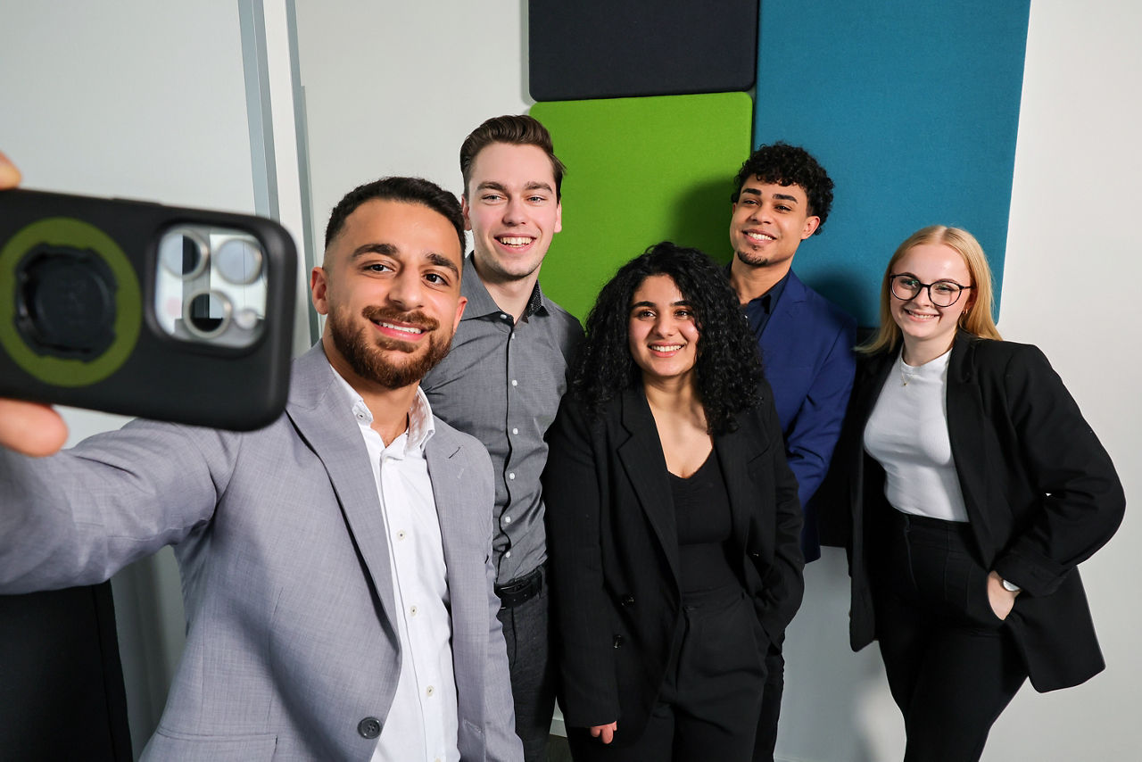 Symbolbild Auszubildende beim Gruppenfoto während der Ausbildung