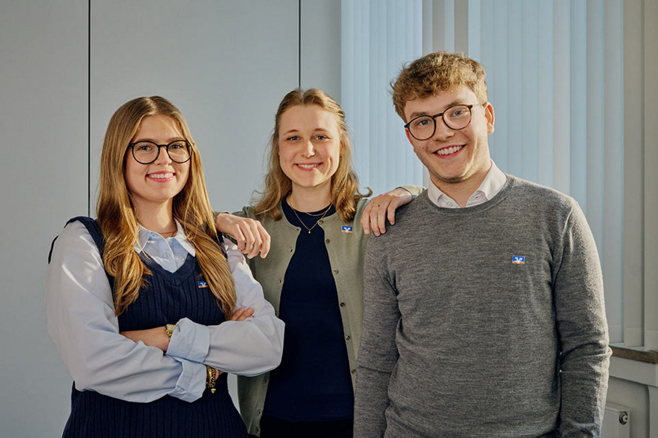 Praktikant beim Videodreh vor einer Leinwand