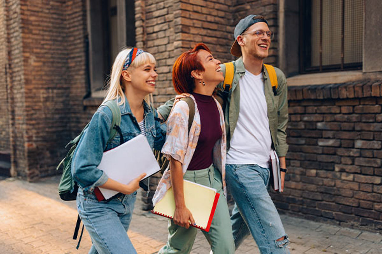 Praktikant beim Videodreh vor einer Leinwand