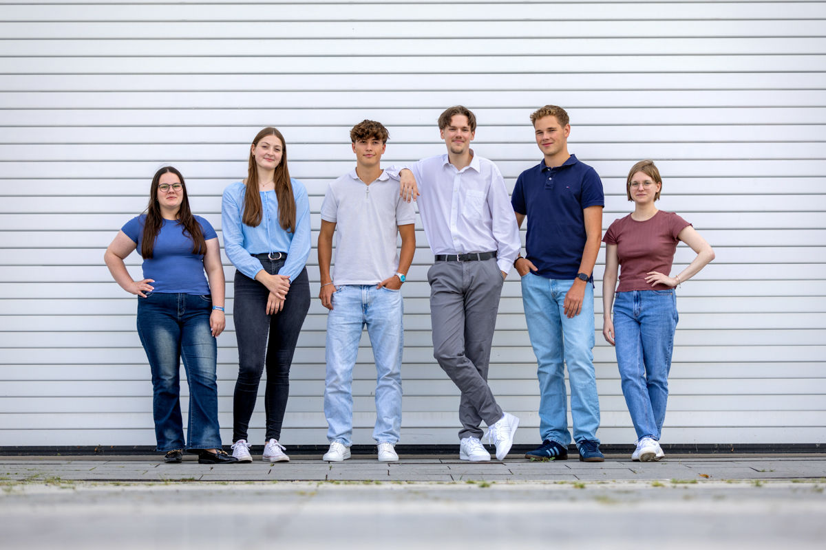 Auszubildende auf dem Gelände der Uni in Kleve