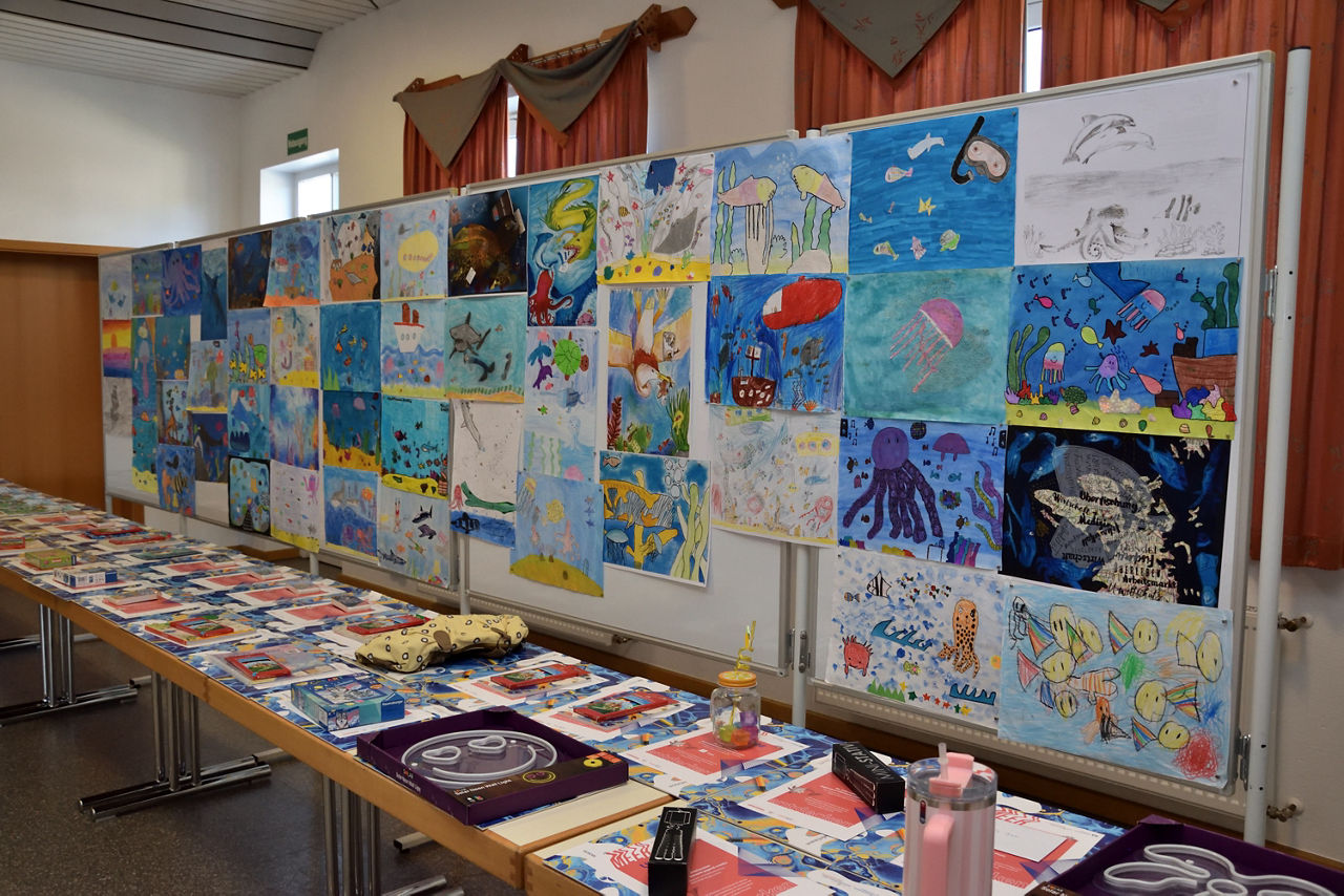 Die Bilder der Kinder ausgestellt. 
