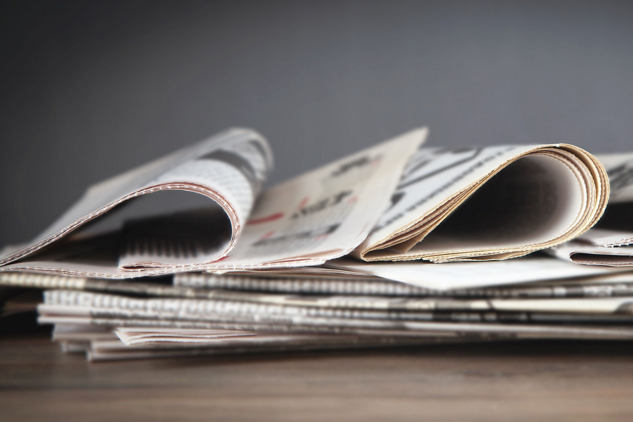 Zeitungen liegen auf einem Tisch