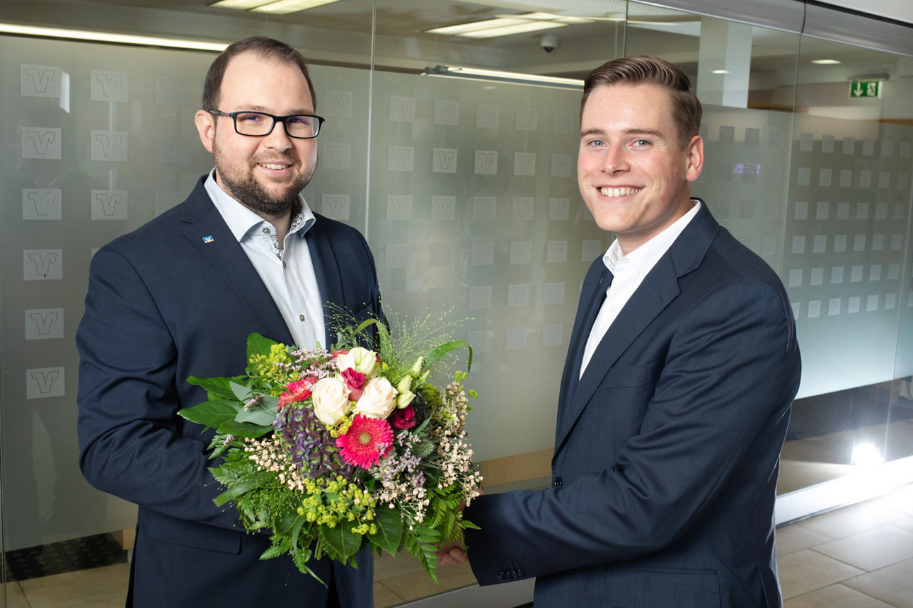 Zwei Männer mit Blumenstrauß