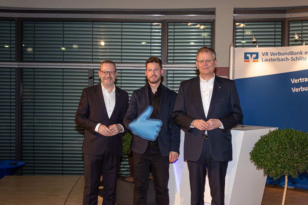 Andreas Axmann posiert mit den Vorständen Norbert Lautenschläger und Alexander Schagerl