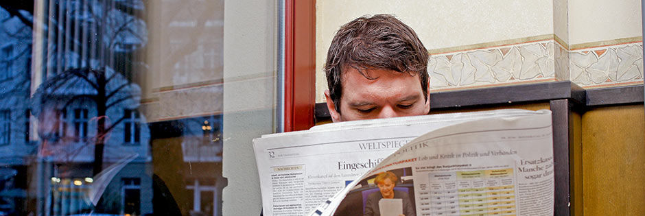 ein Mann, der die Zeitung liest