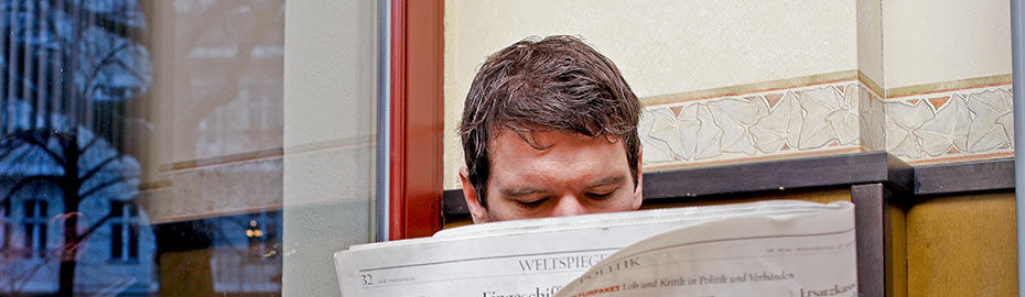 Mann liest die Zeitung