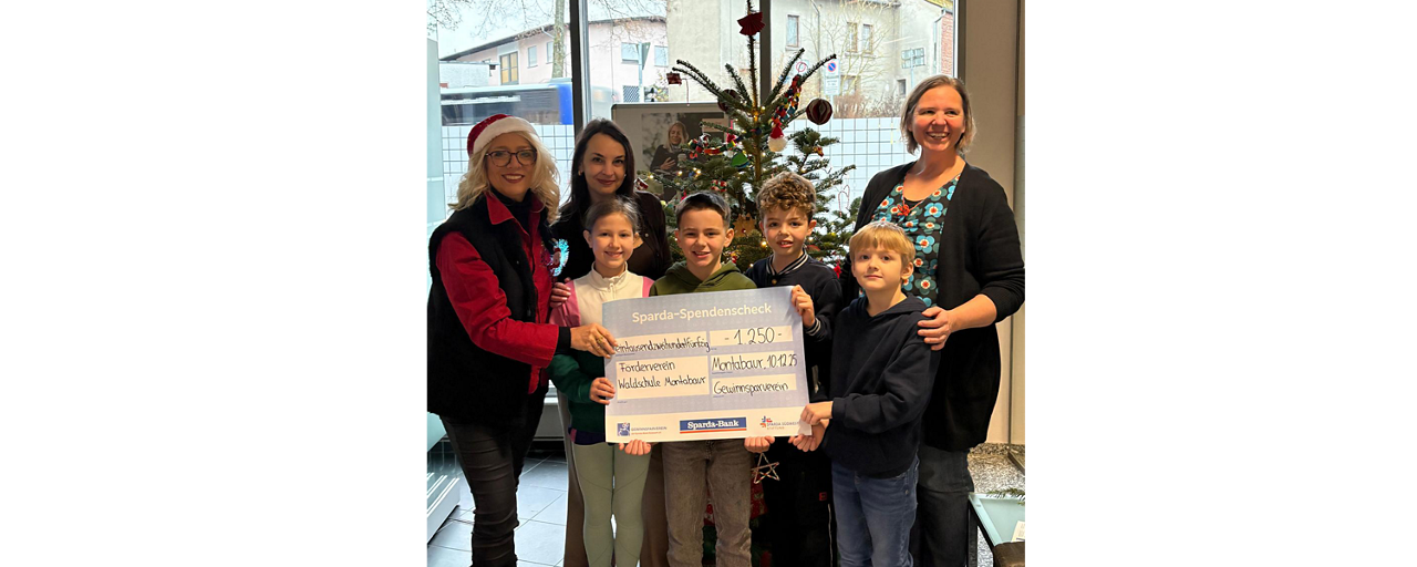 Kinder und Frauen mit Spendencheck und Weihnachtsbaum