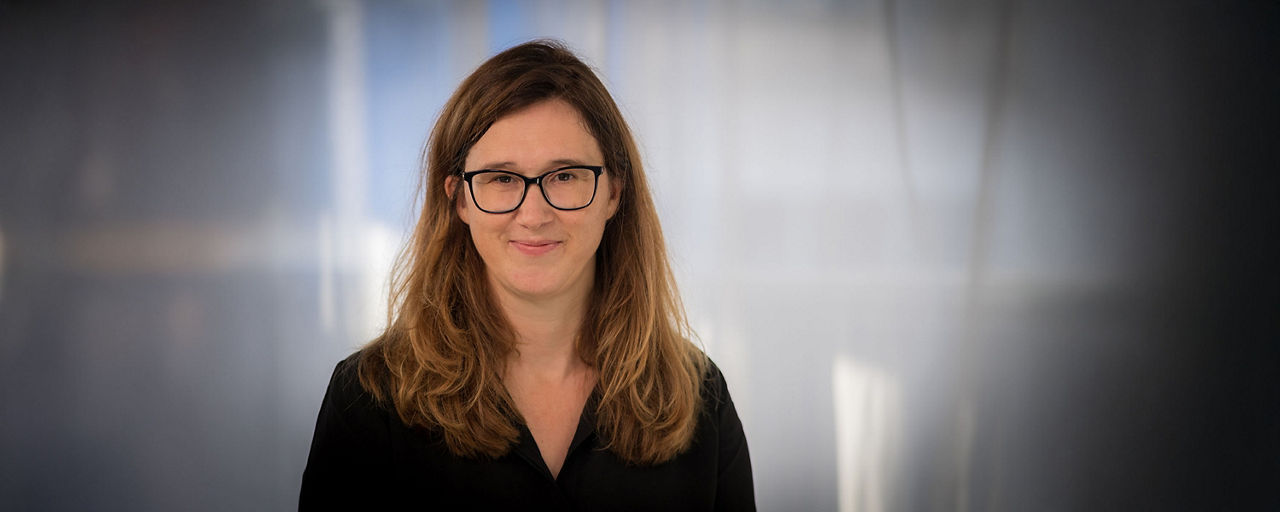 blanker Hintergrund mit Frau