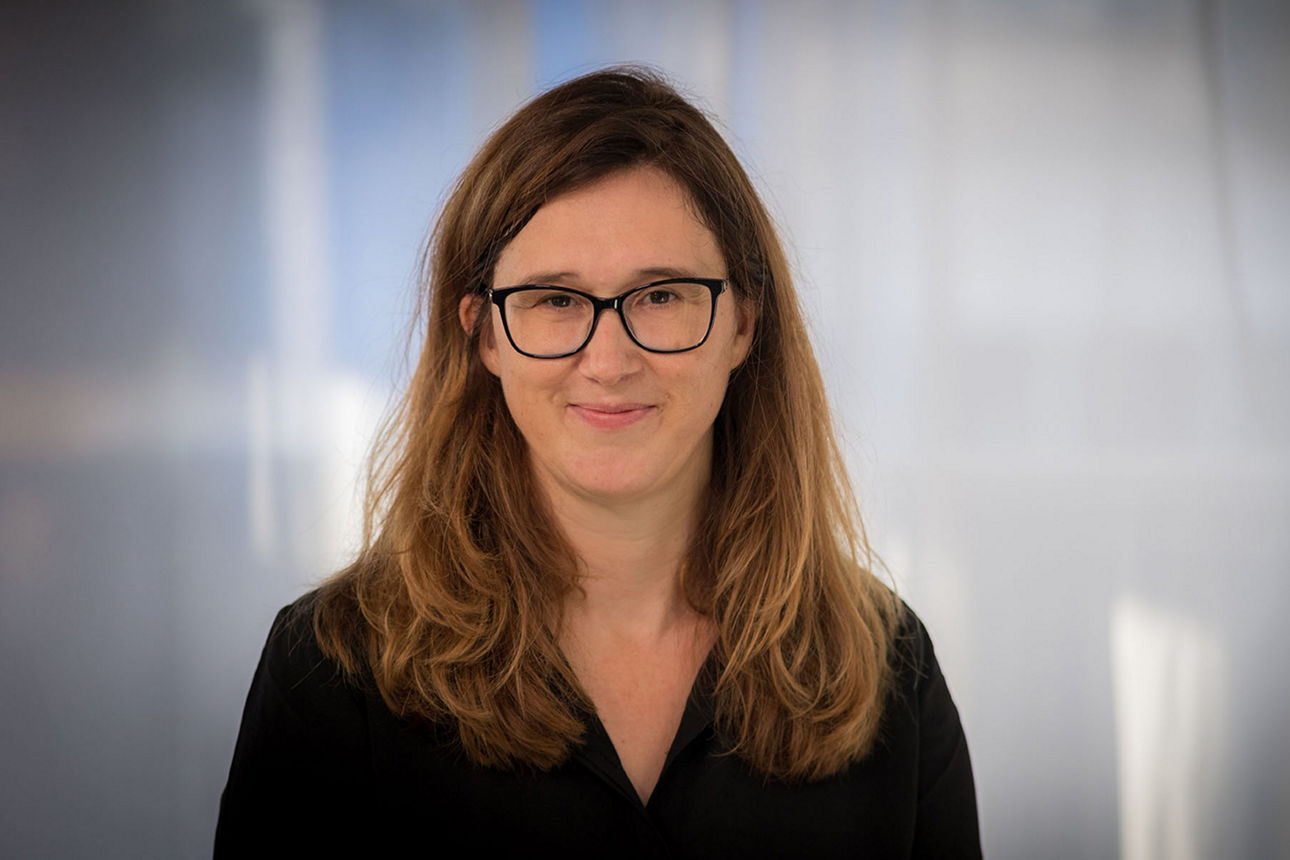 blanker Hintergrund mit Frau