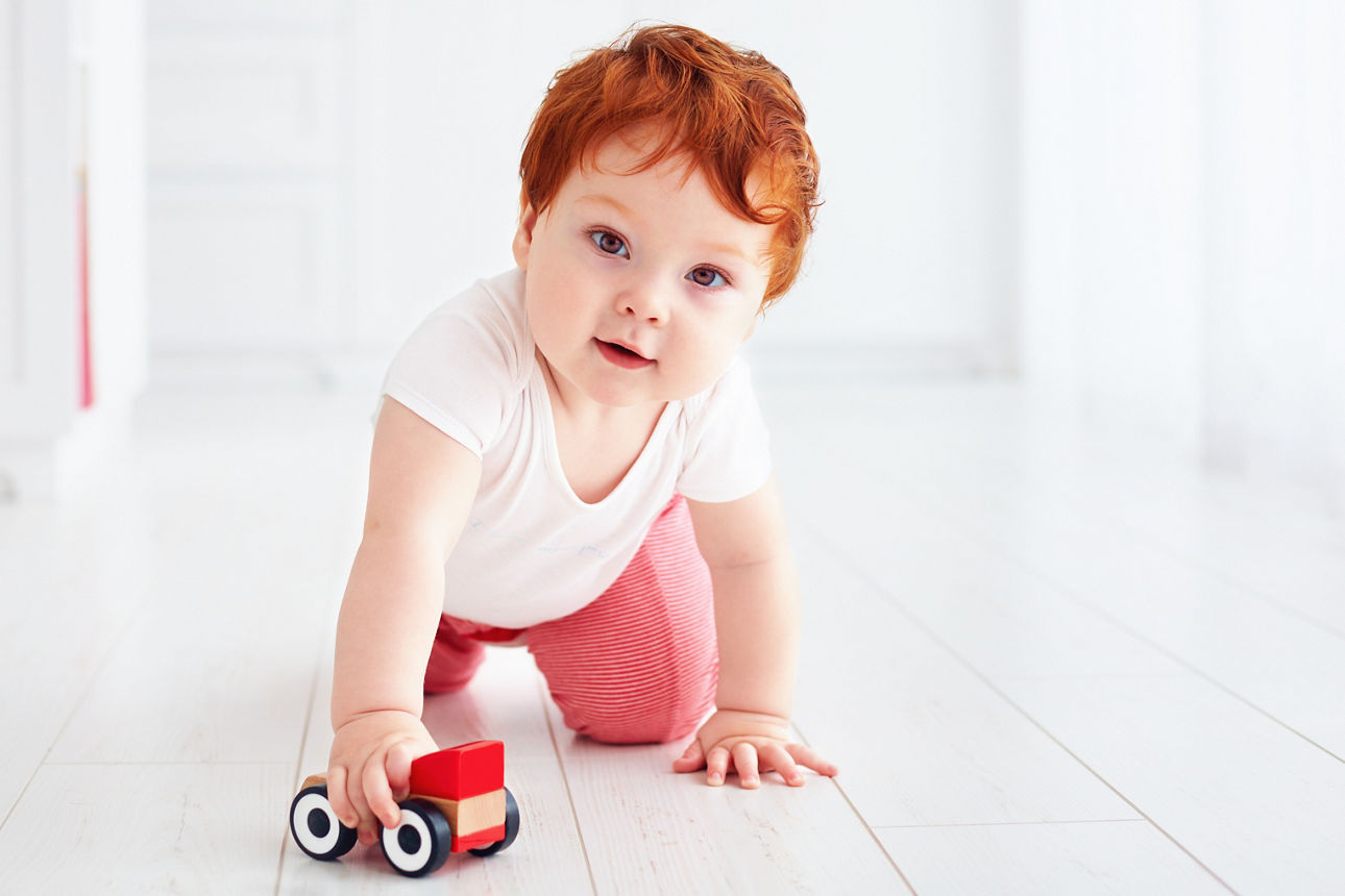 Kleinkind mit Spielzeugauto