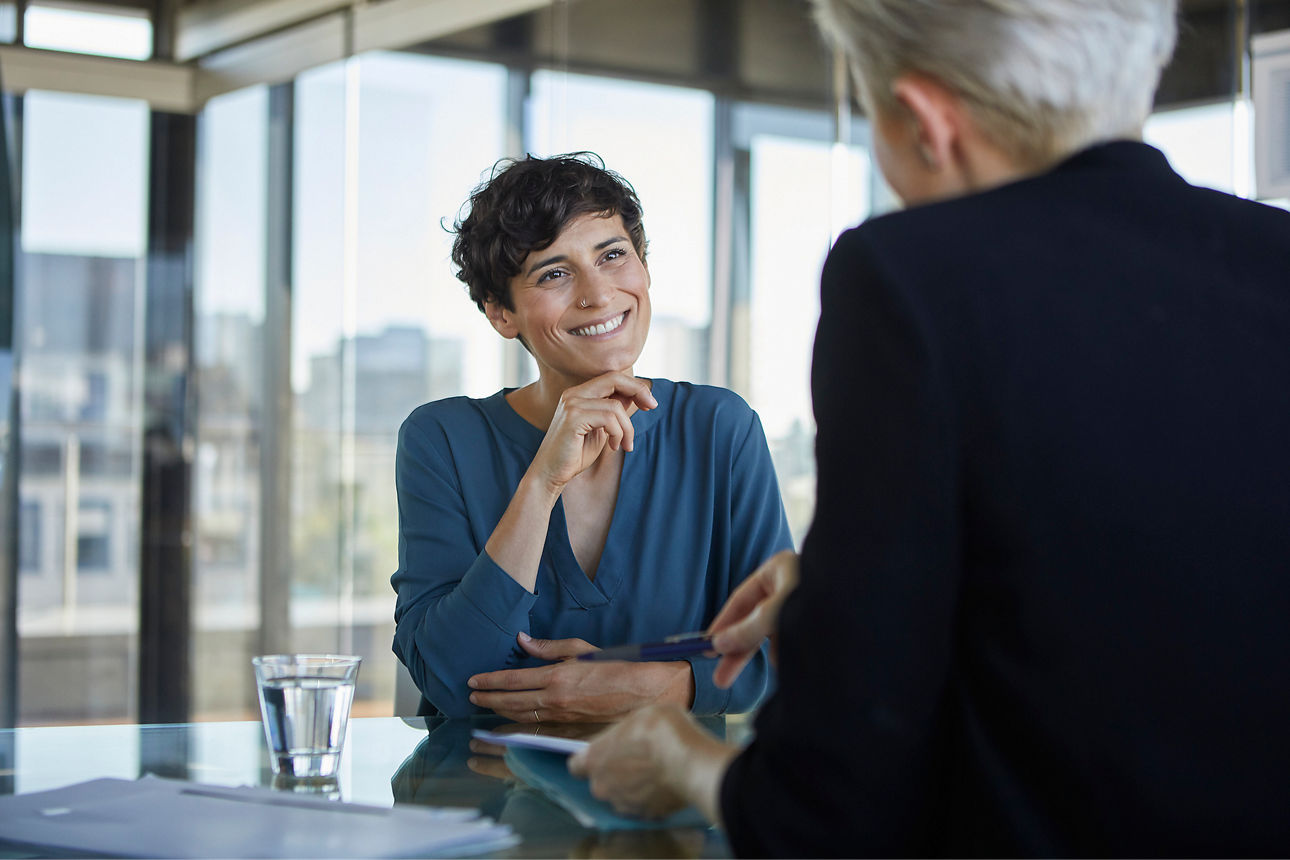 Zwei Frauen im Gespräch.