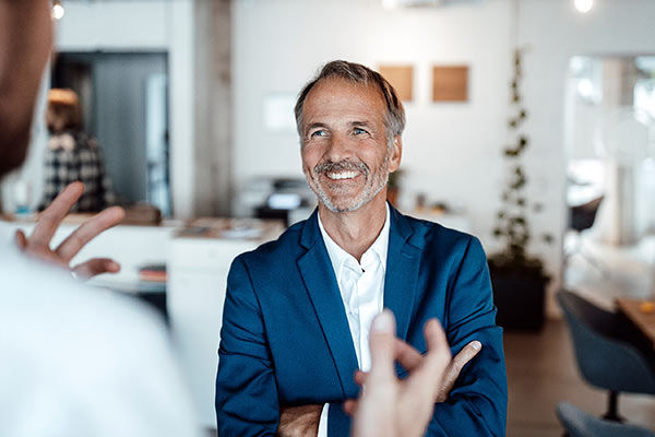 Zwei Männer bei einer Unterhaltung im Büro